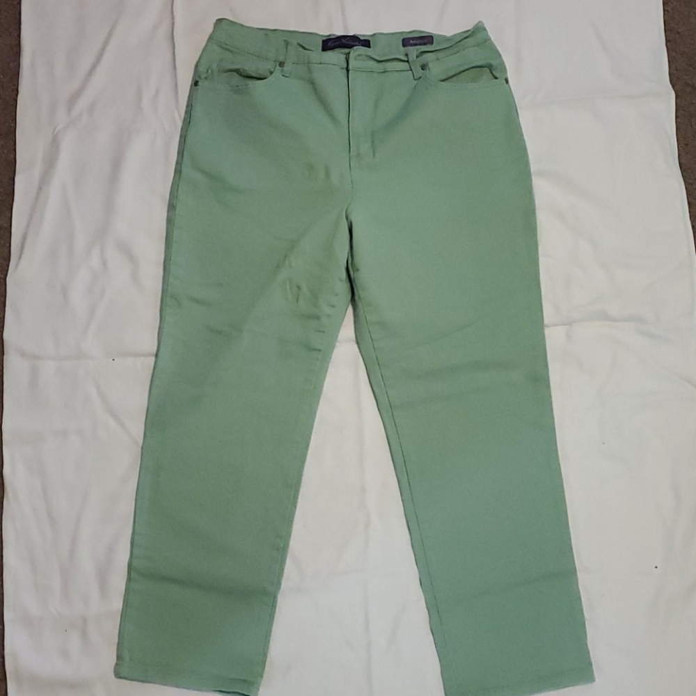 Gloria Vanderbilt size 16